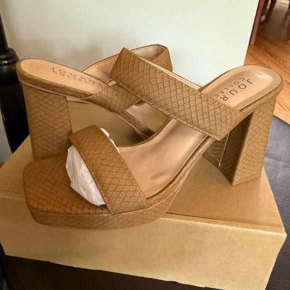 Brand new in box Journee Collection Women's Tan Heeled platform brown Sandals 7 - Picture 4 of 6